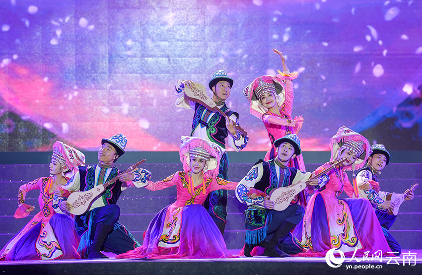 中央民族歌舞团到云南景谷开展慰问演出。人民网记者 虎遵会摄