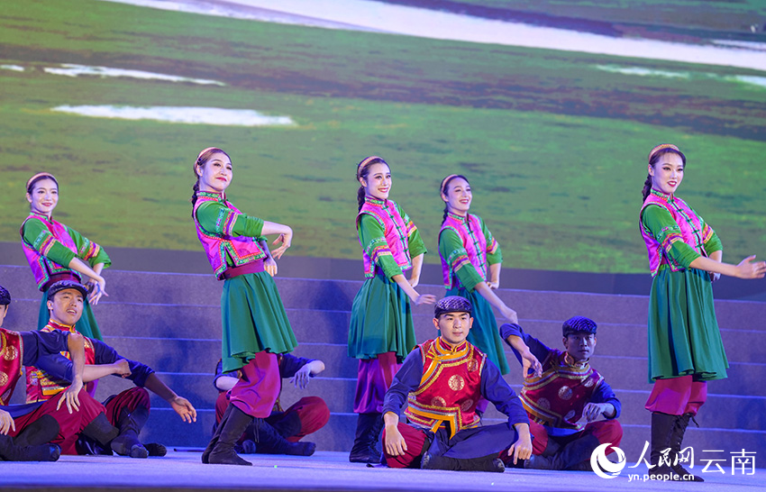中央民族歌舞团到云南景谷开展慰问演出。人民网记者 虎遵会摄