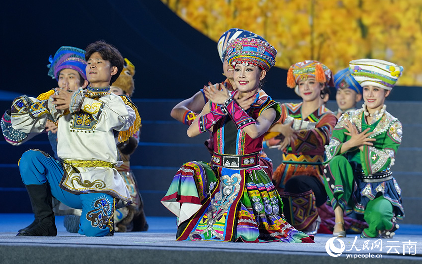 中央民族歌舞团到云南景谷开展慰问演出。人民网记者 虎遵会摄