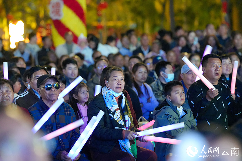 中央民族歌舞团到云南景谷开展慰问演出，吸引众多群众观看。人民网记者 虎遵会摄