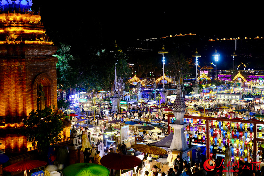 俯瞰星光夜市。人民网 曾智慧摄