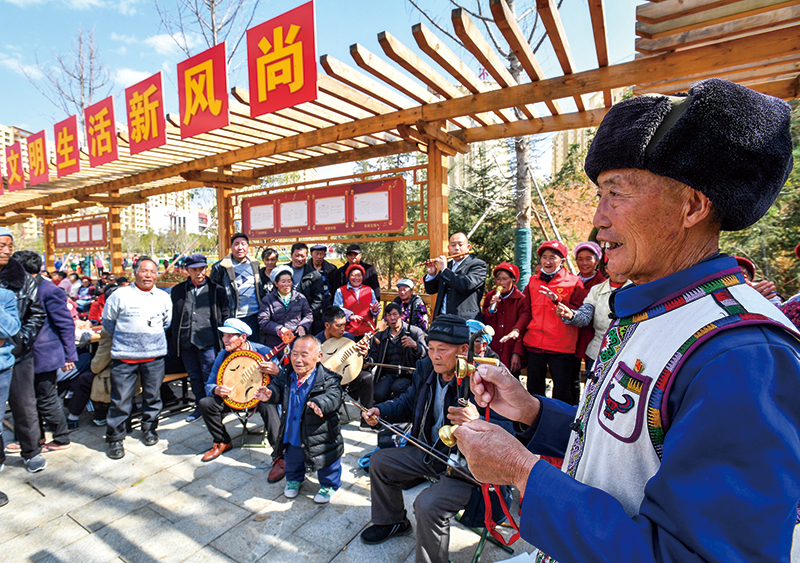 【图1】卯家湾易地扶贫搬迁安置区各族群众在广场举办活动。-昭通市委宣传部供图