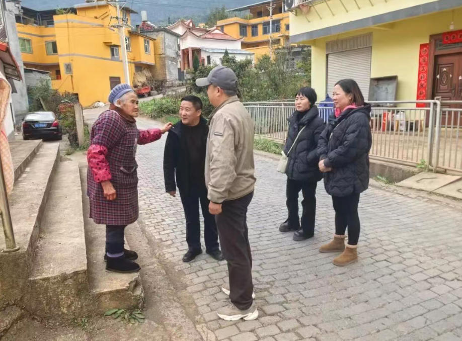 “行走的办事员”队伍深入农户家中、田间地头了解群众需求