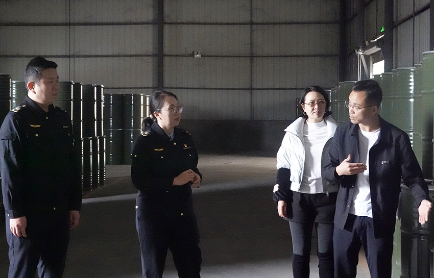 多部门联合对企业开展检查。舒冰雁摄