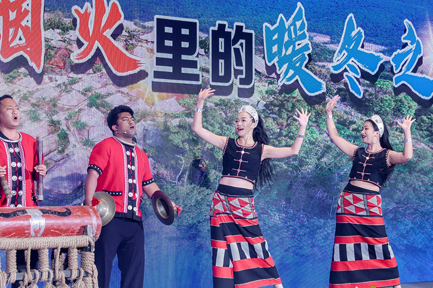 推介会在热情奔放的佤族歌舞《木鼓甩发舞》中拉开帷幕。云南省文旅厅供图