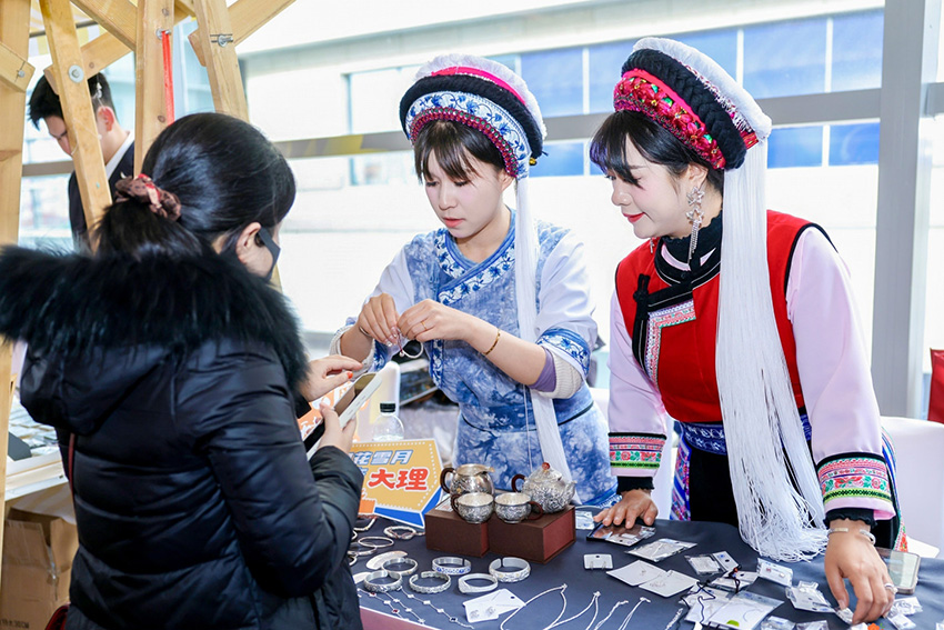 会场外精心打造的云南文旅集市成为一道亮丽风景线，吸引了不少与会嘉宾驻足。云南省文旅厅供图