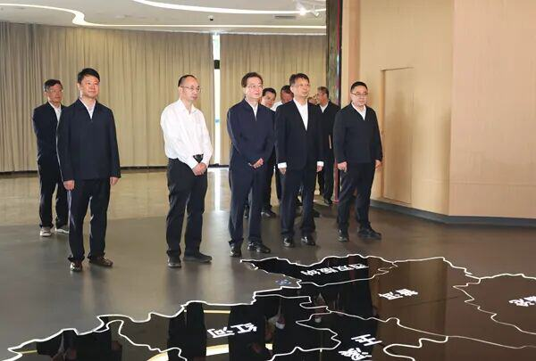2025年9月10日,王宁参观云南电力展示厅。云南日报记者 周灿 摄