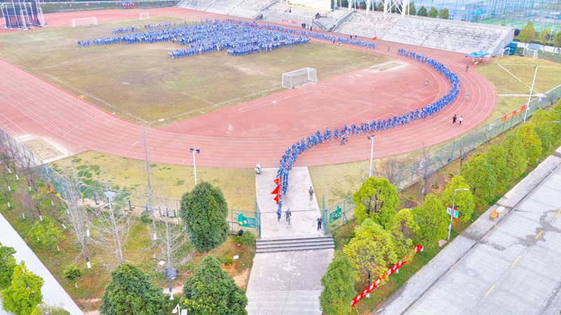 拉练队伍从学校出发。