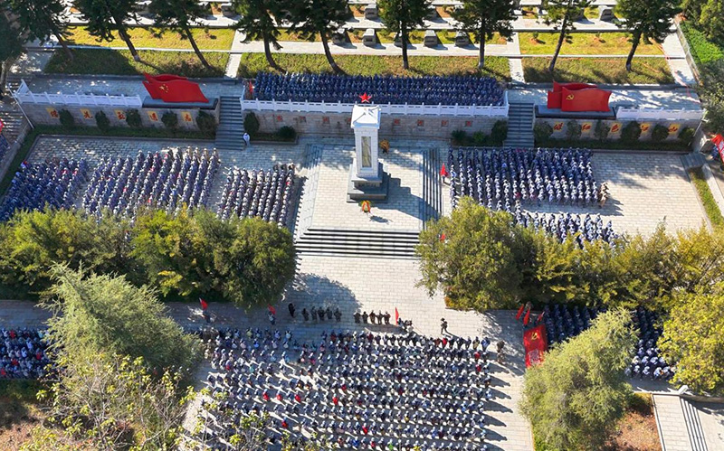 拉练队伍抵达临沧烈士陵园。