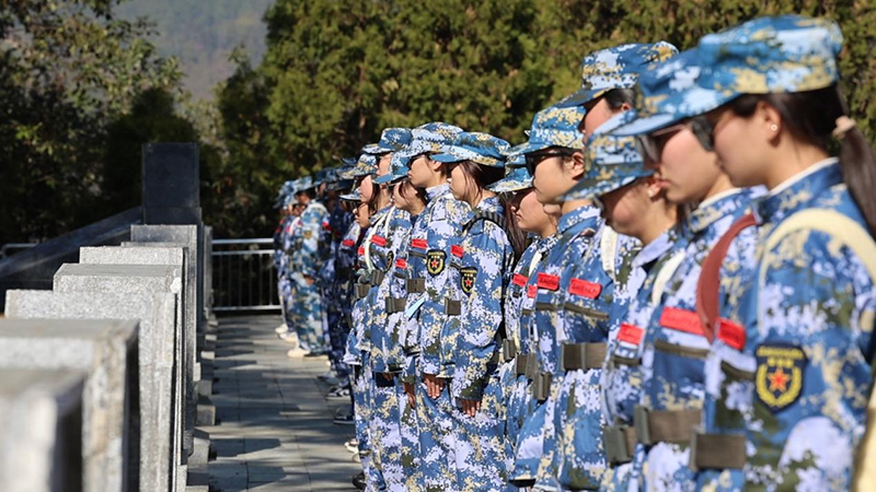 参训学生瞻仰烈士墓碑。