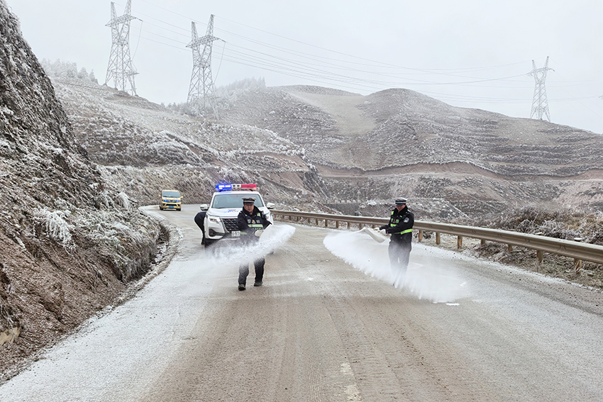 民輔警在冰凌道路拋撒融雪劑。永善警方供圖