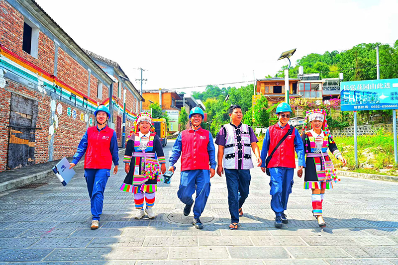 工作人员入户走访。德宏供电局供图