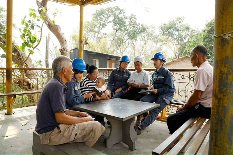 工作人員進村走訪。德宏供電局供圖