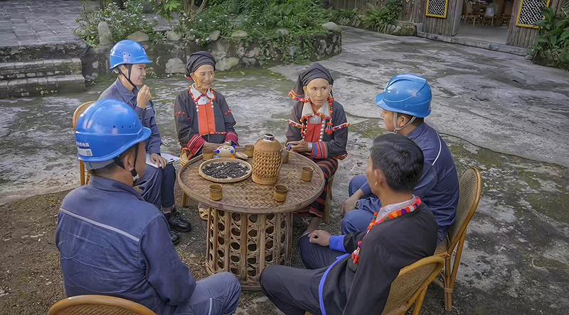 工作人員入戶走訪。德宏供電局供圖