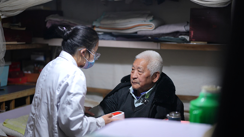 12月2日,家庭医生在镇雄县泼机镇张基屯村村民吉正寰家中为老人检查身体