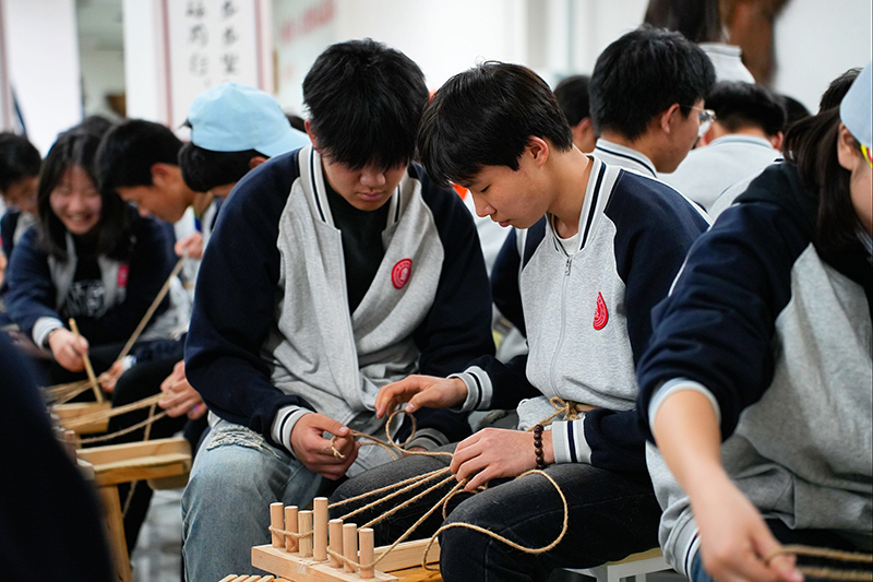 遵义艺高的学生们在大屏上体验红军草鞋的制作