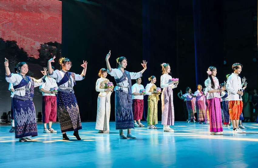 昆明理工大学第十三届“红土情·世界风”中外师生文艺晚会现场。昆明理工大学供图