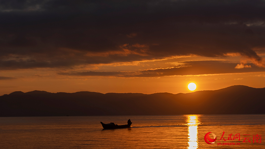 夕陽西下時的撫仙湖。謝羅凱攝