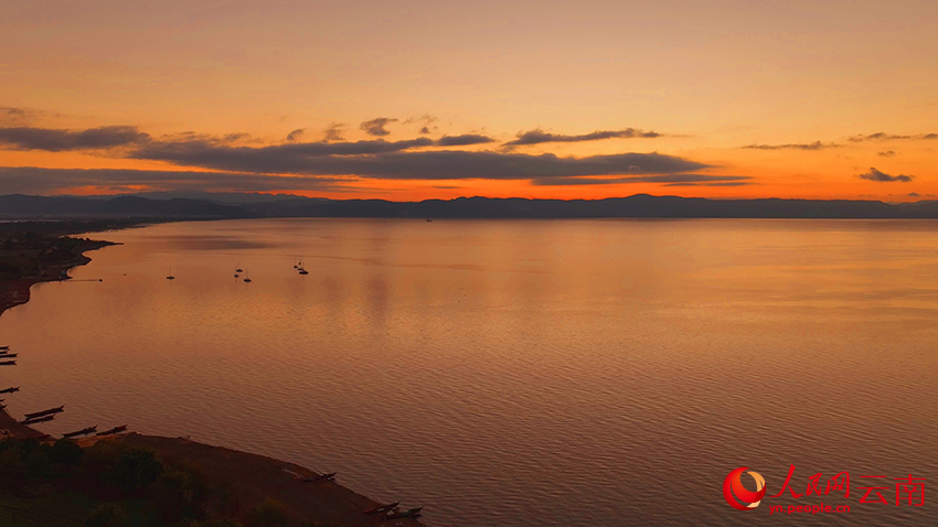 晨光中的撫仙湖。董乙澤攝