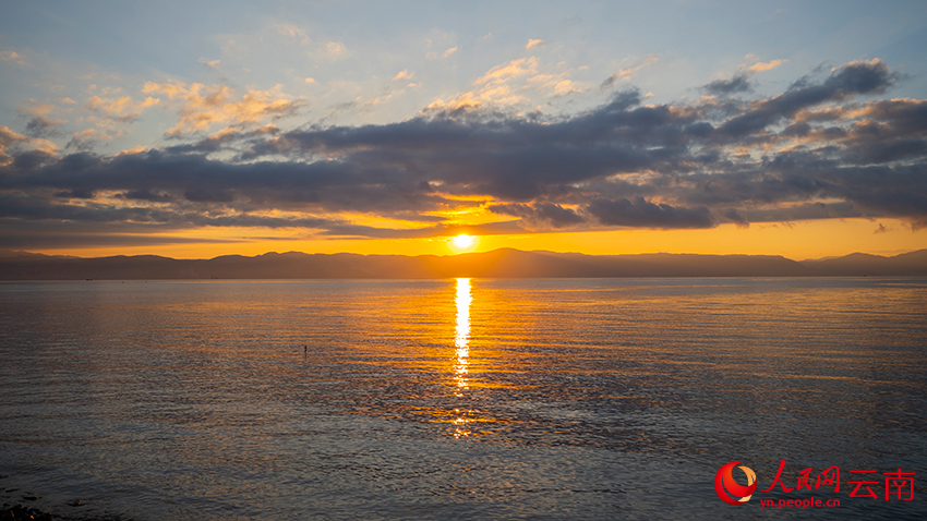 晨光中的撫仙湖。謝羅凱攝