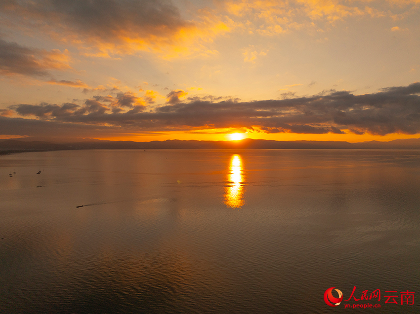 晨光中的撫仙湖。董乙澤攝