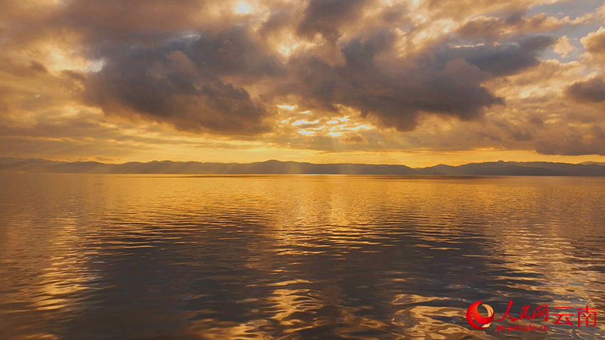 晨光中的撫仙湖。謝羅凱攝