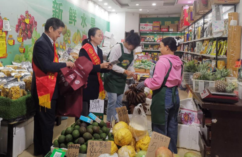 西双版纳州分行走入景洪市集贸市场开展活动现
