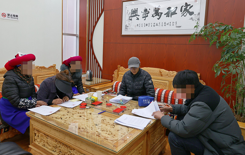 建塘镇某村务工人员代表通过“先行调解+司法确认”模式,签收民事裁定书