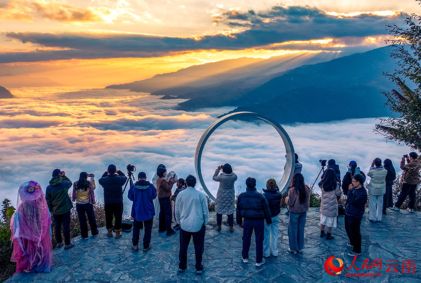 游客和摄影爱好者正在观赏澜沧江上的云海日出。杨继培摄