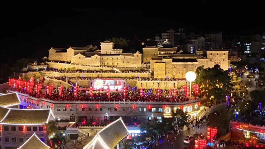 红河县“篝火映古城-乐作贺新岁”为主题的跨年音乐会现场-2025年12月31日-赵龙云摄