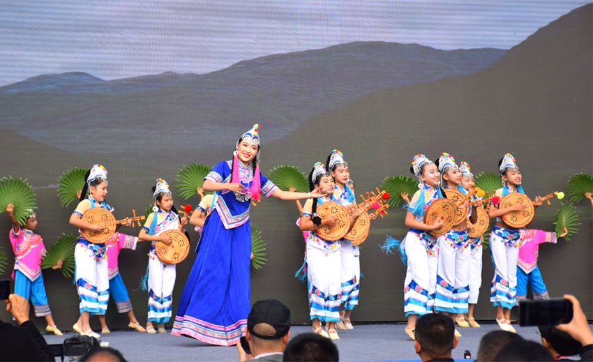 活动现场节目表演（中为杨钰尼）-2026年1月1日-李娟摄