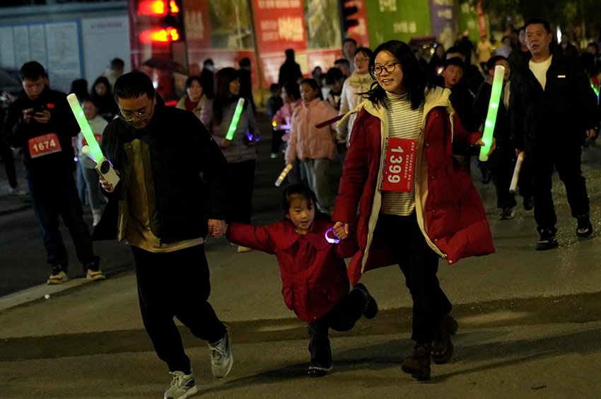 荧光夜跑参赛选手。