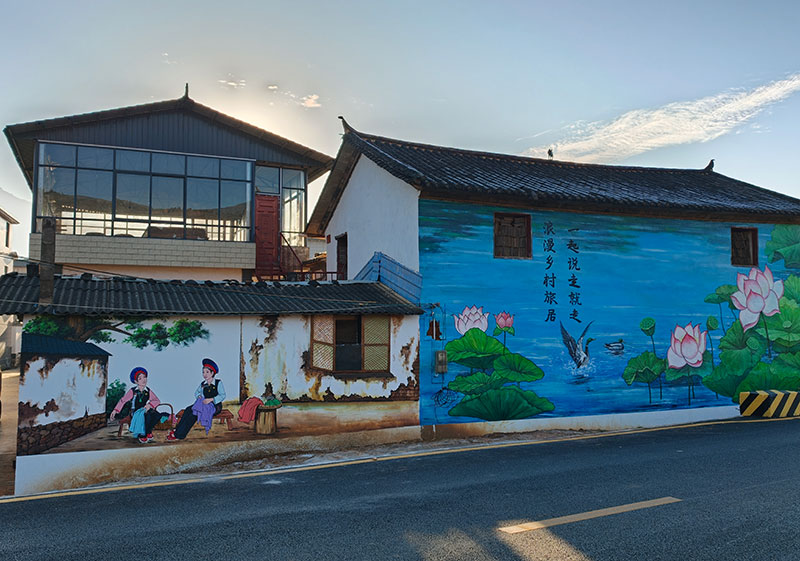 搭配精心绘制的文化墙。