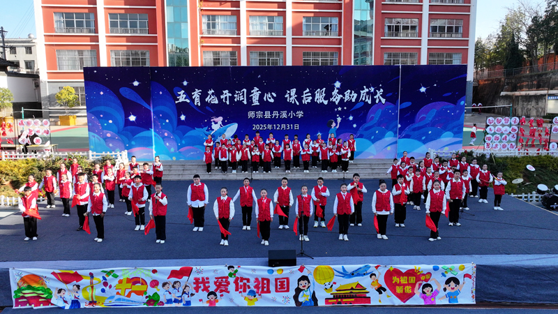 朗诵《华夏瑰宝》。