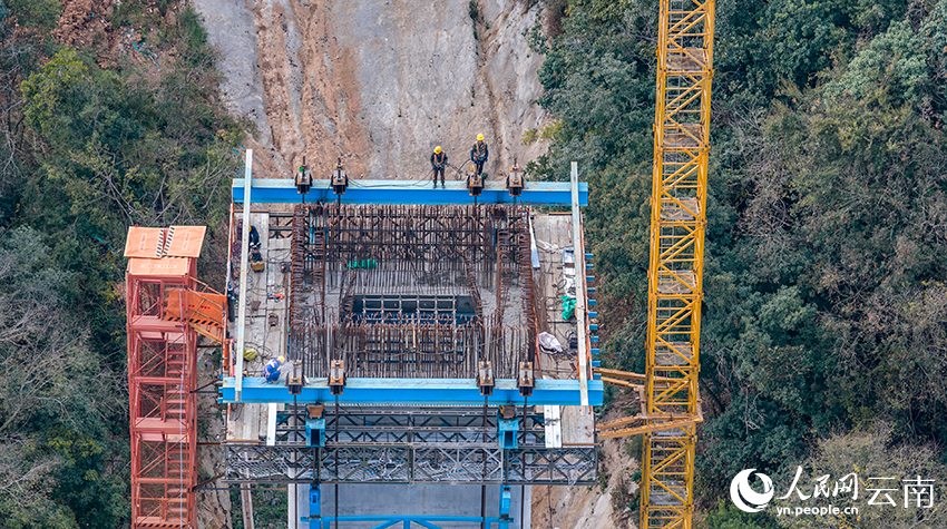 云南文（山）蒙（自）铁路新回龙特大桥建设现场。熊平祥摄