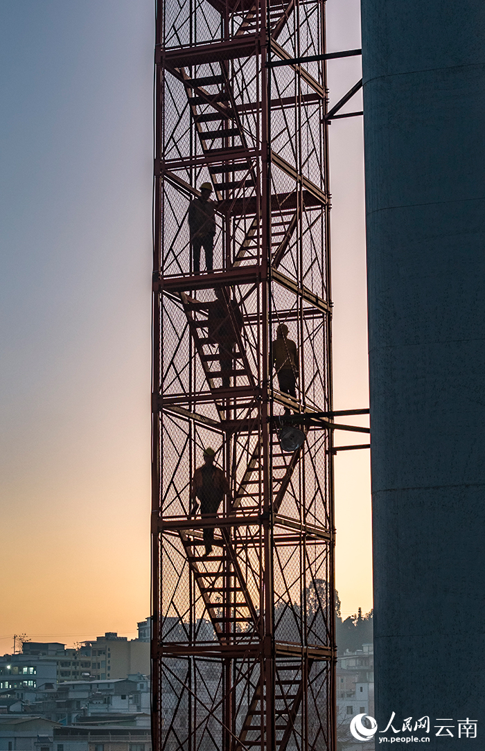 云南文（山）蒙（自）铁路新回龙特大桥建设现场。熊平祥摄