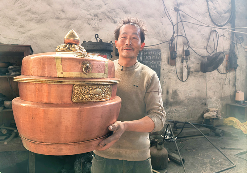 匠人张建清展示铜器。