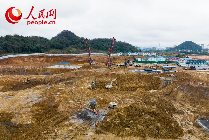 1月4日，贵州省贵安新区环西小学贵安学校建设现场。人民网记者 涂敏摄