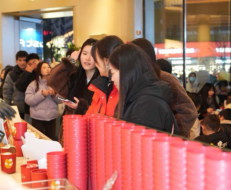 连日来 崔月所在的饮品店生意火爆，元旦假期卖出去4000多杯。崔月摄