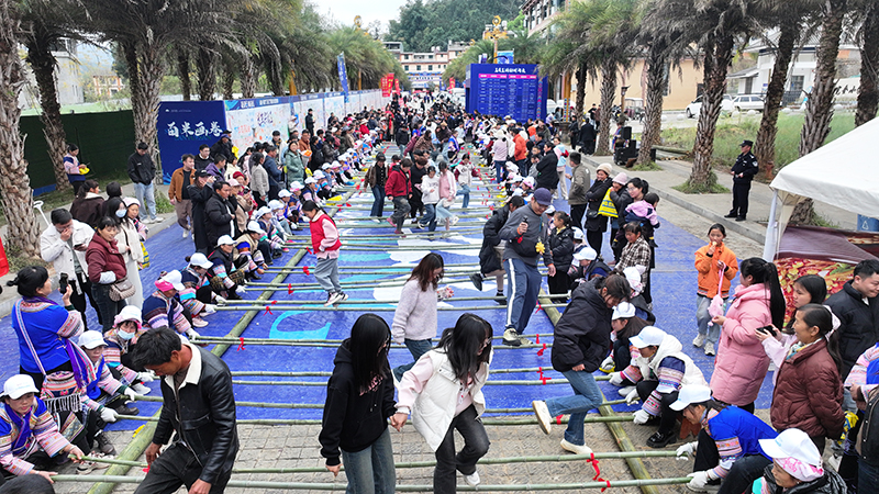 游客体验百米竹竿舞。