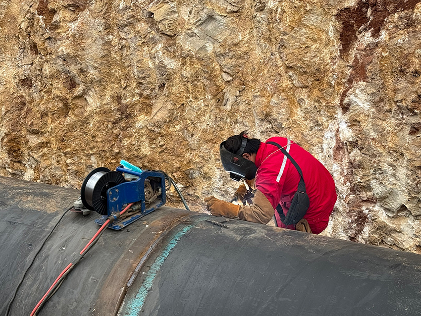 施工人员在焊接管道-王雨薇摄-2026年1月3日