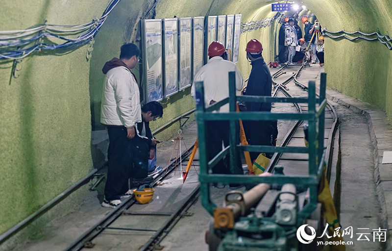 学生在煤矿智能开采虚拟仿真实训室里进行测绘实训。人民网 尹馨摄