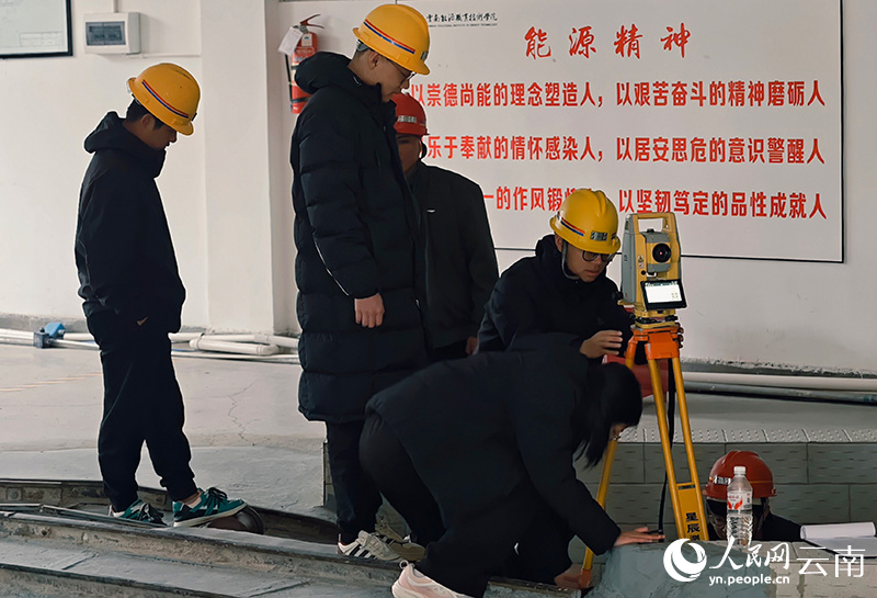 学生进行测绘实训。人民网 尹馨摄