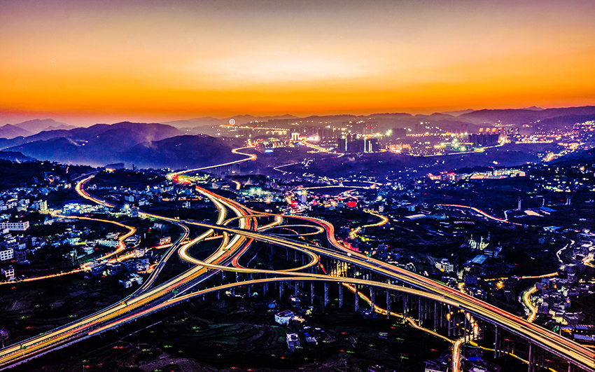 图三:县城夜景(资料图)-王国摄