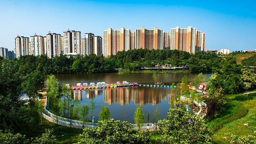 图十四:夏天的赤水源森林湖体育运动公园(资料图)-罗勇摄