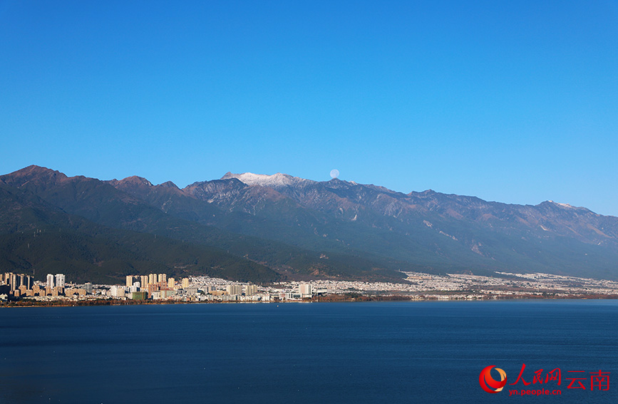 月亮緩緩從蒼山頂落下，與蒼山、洱海相互映襯，構成一幅絕美畫卷。李政波攝