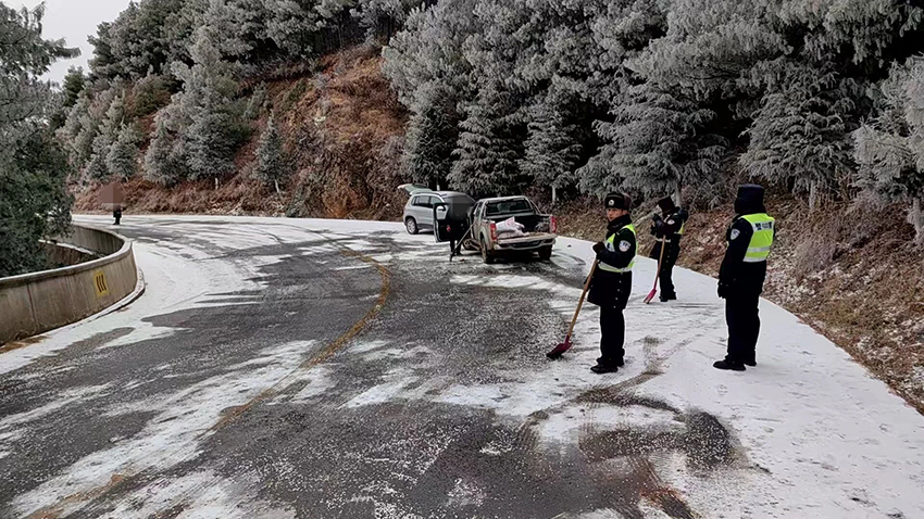 會澤縣公安局大海派出所在積雪道路進行鏟雪。曲靖市公安局供圖