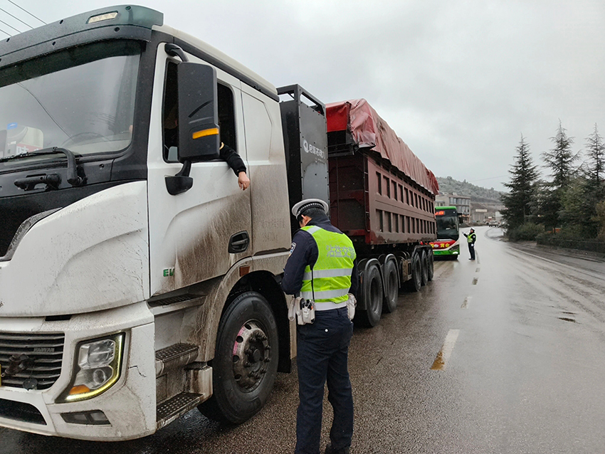 沾益公安交警在園區周邊維護交通秩序。曲靖市公安局供圖