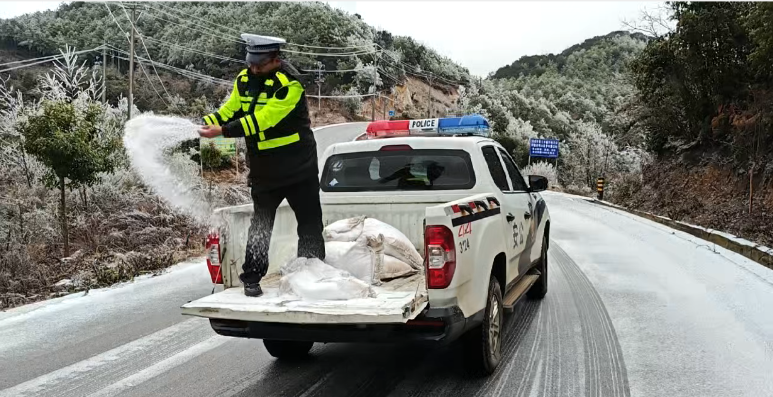 宣威交警在積雪路段播撒融雪劑。曲靖市公安局供圖