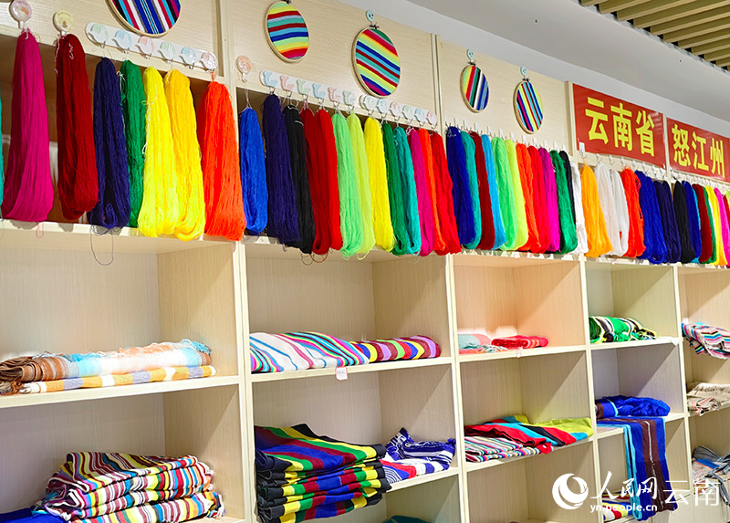 【4】独龙毯的传统的七彩配色鲜艳而有生命力。人民网-尹馨摄